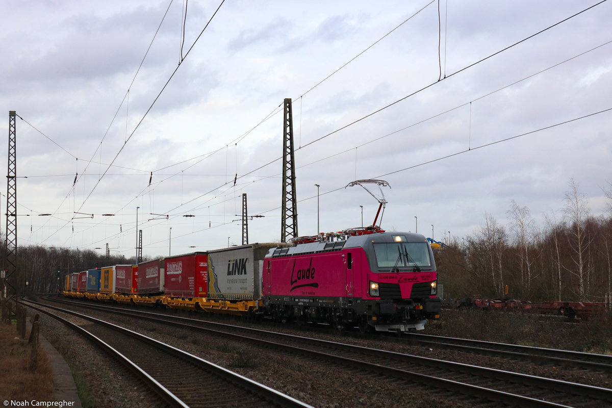 193 488  Laude  zieht hier den Clip-KLV durch Krefeld.
17. Februar, Krefeld Hohenbudberg Chempark