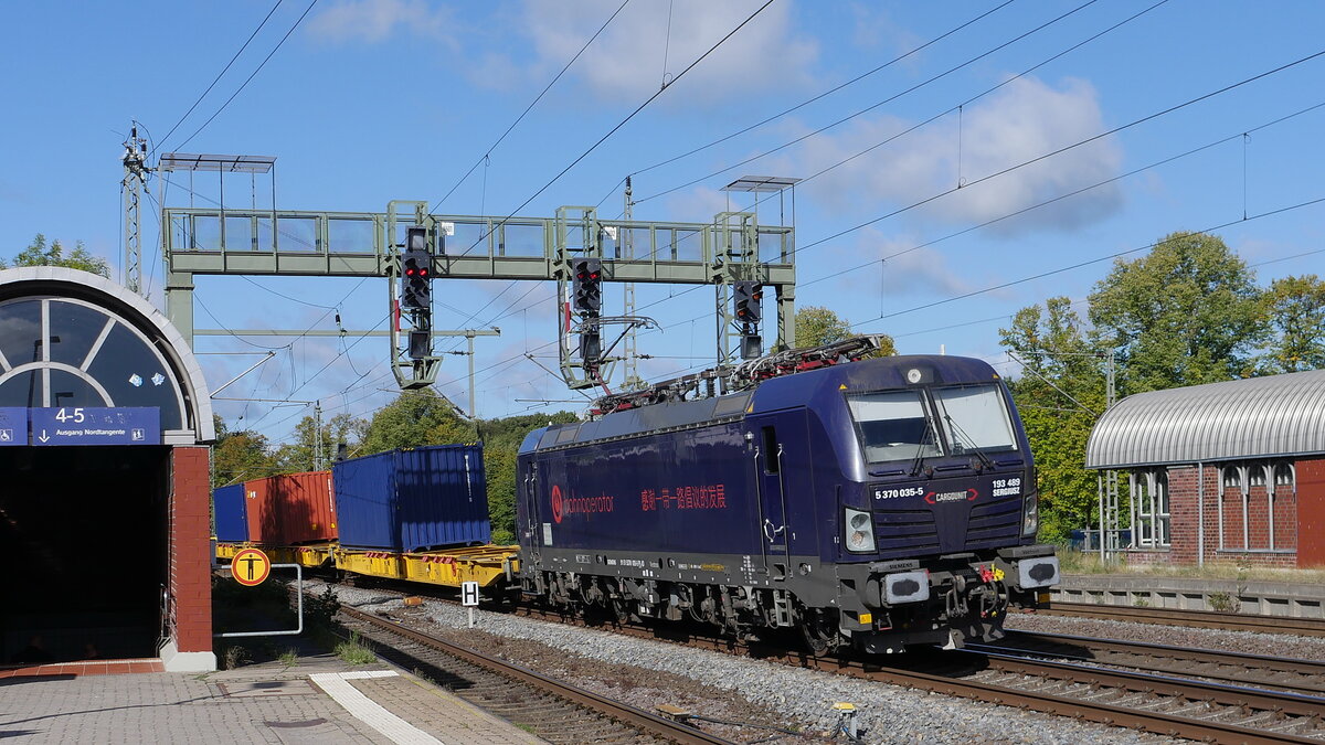 193 489  SERGIUSZ  (NVR-Nummer: 91 51 5370 035-5 PL-ID) von CARGOUNIT  mit einem Containerzug von Hamburg kommend bei Durchfahrt durch Schwarzenbek; 20.09.2022

