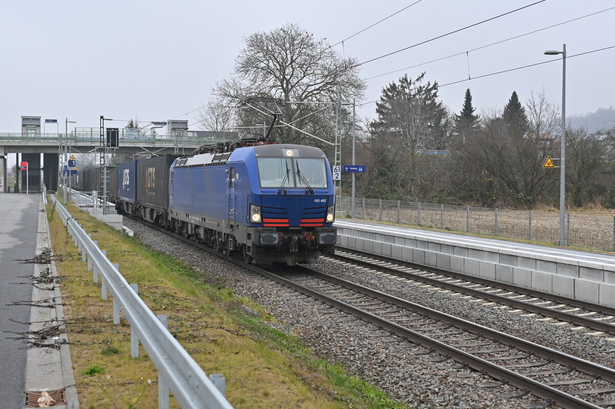 193 492 mit einem Kastelzug in Sulzbach gen Süden fahrend. 14.12.2021