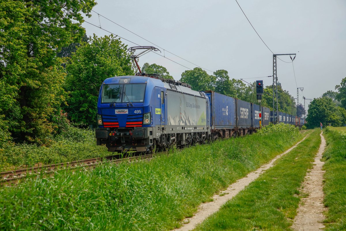 193 495 HUPAC Vectron mit Container in Dülken, am 19.05.2019.