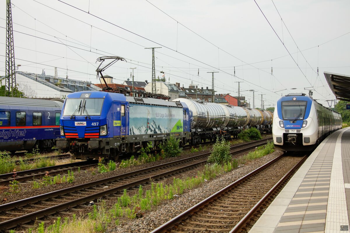 193 497 BLS/Hupac mit Kesselzug in Köln West, Juni 2022.