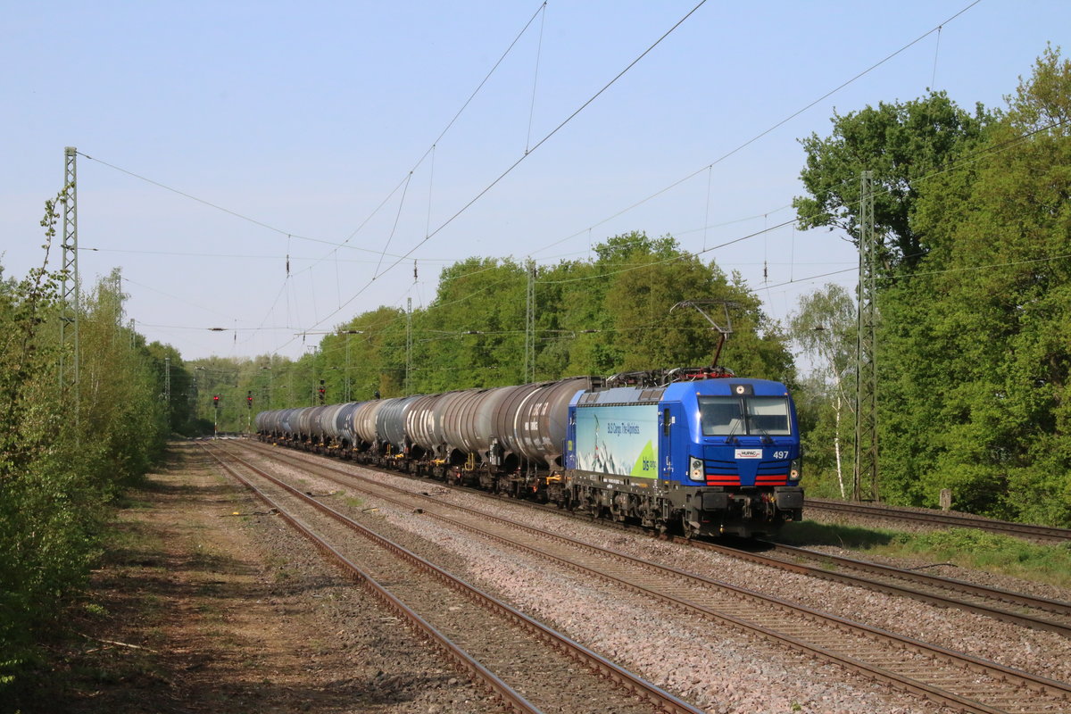 193 497 der HUPAC Intermodal SA war am 24. April 2020 mit einem Zug, bestehend aus Kesselwagen, aus Viersen kommend auf dem Weg in Richtung Mönchengladbach Hauptbahnhof unterwegs, hier im Bahnhof Helenabrunn.