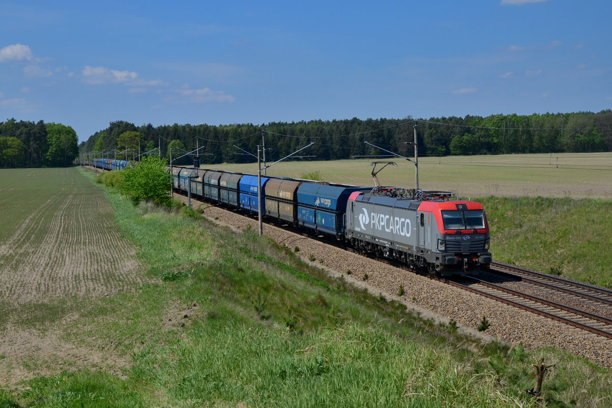 193 502 (EU46 502) mit einem Kohlezug am 10.05.2016 bei Frankfurt-Rosengarten. 