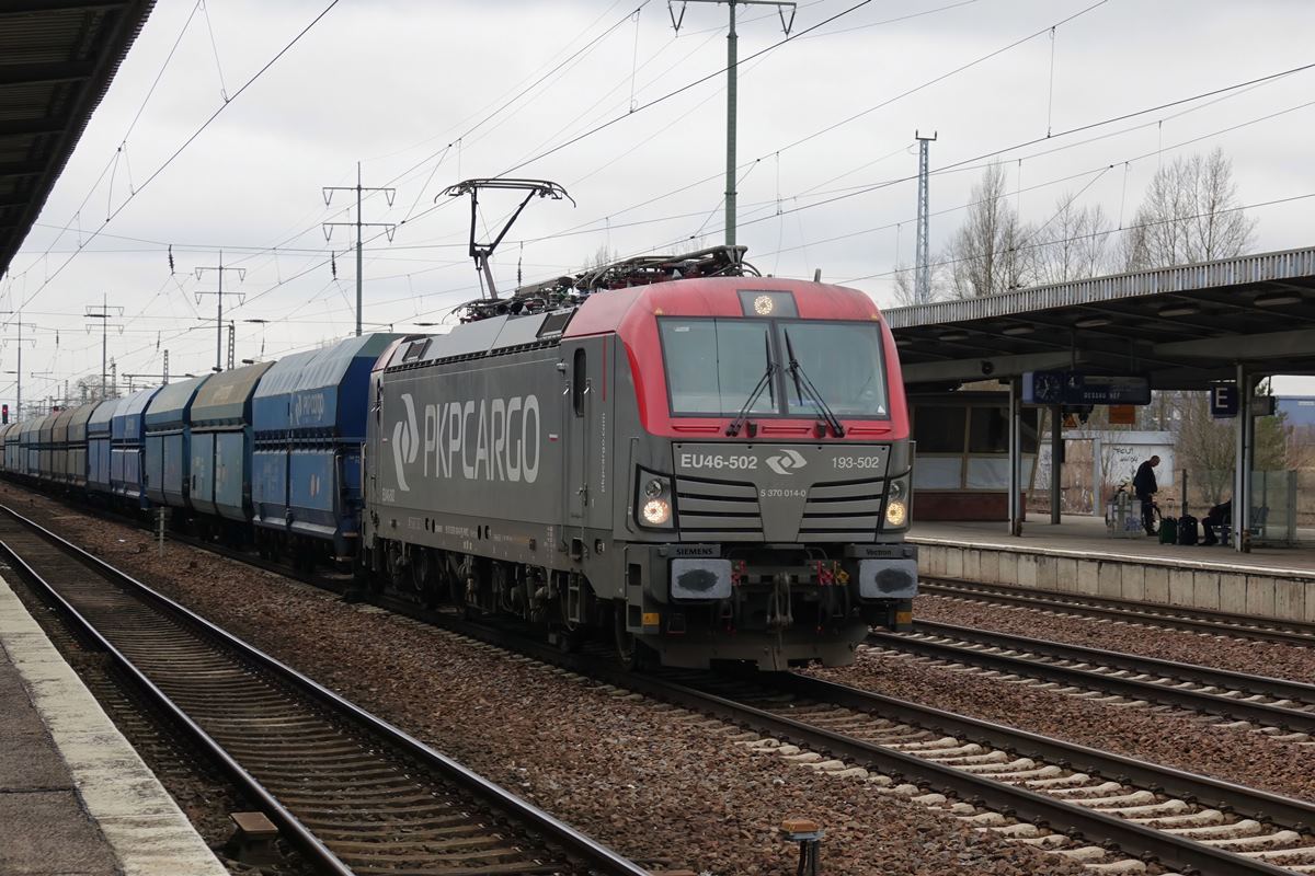 193-502 der PKP Cargo durchfuhr mit einem Schüttgutwagenzug Berlin-Schönefeld Flughafen am 07.03.2017