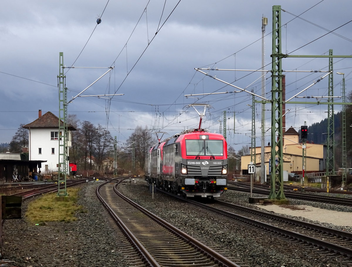 193 502 zieht am 10. Januar 2016 zwei weitere Vectrons der polnischen PKP Cargo als Tfzf 92707 (München-Allach - Frankfurt/Oder) durch Kronach in Richtung Saalfeld.

