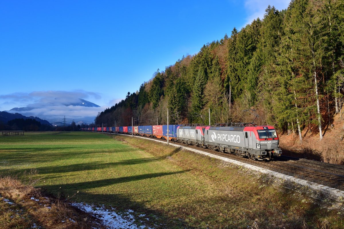 193 505 + 193 510 mit einem Containerzug am 28.12.2019 bei Pöckau.