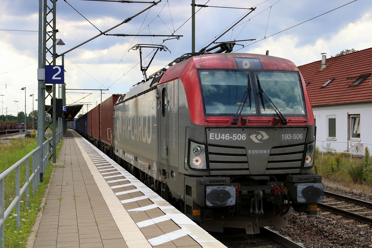 193 506 (Siemens Vectron) von PKP Cargo als Containerzug durchfährt den Bahnhof Helmstedt Richtung Magdeburg. [14.7.2017 - 15:56 Uhr]