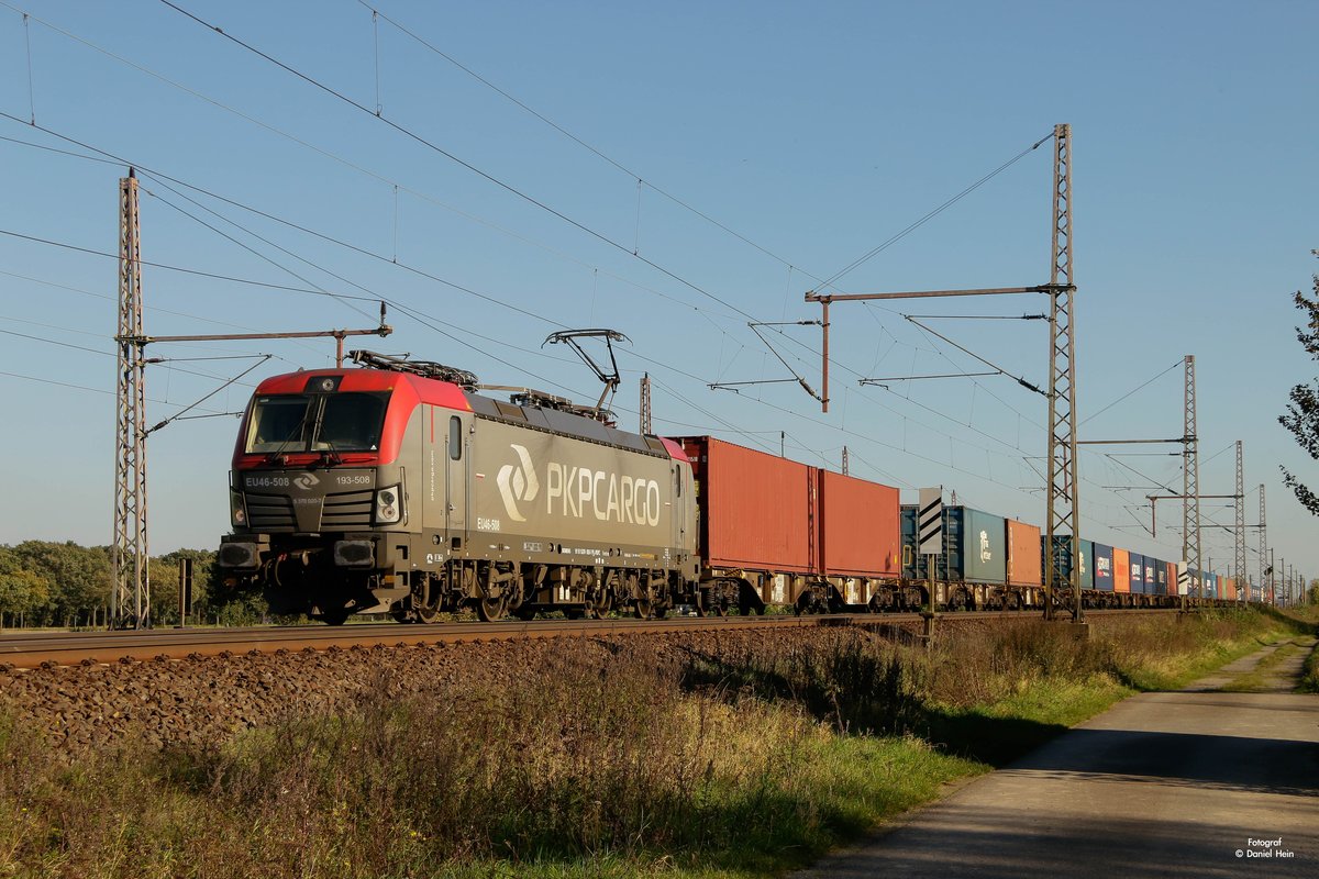 193-508 PKP mit Containerzug in Dedensen Gümmer, am 14.10.2017.