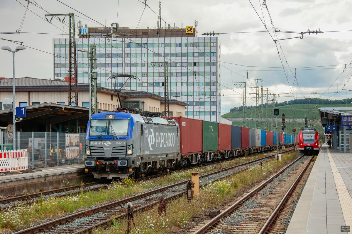193 513 PKP Cargo mit Containerzug in Würzburg Hbf, August 2021.