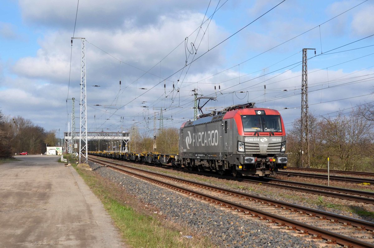 193 514 der PKP Cargo führte am 13.04.21 einen leeren Tragwagenzug durch Saarmund Richtung Schönefeld.