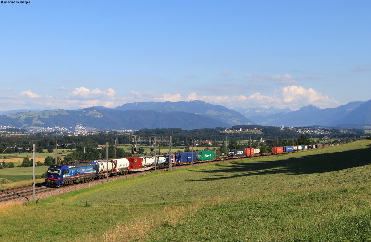193 516-2 mit dem 40200 (Luino SBB-Kijfhoek Noord) bei Mühlau 23.6.20