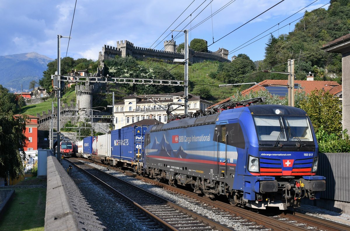 193 517  Adda  hat soeben Bellinzona verlassen und ist weiter in Richtung Gallarate (I) unterwegs, aufgenommen am 17.09.2020.
