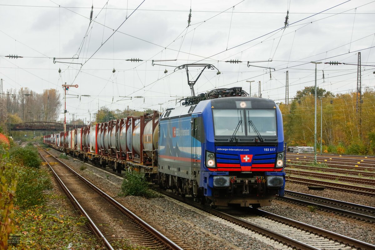 193 517 SBB Cargo International mit Tankcontainerzug in D�sseldorf Rath, November 2023.