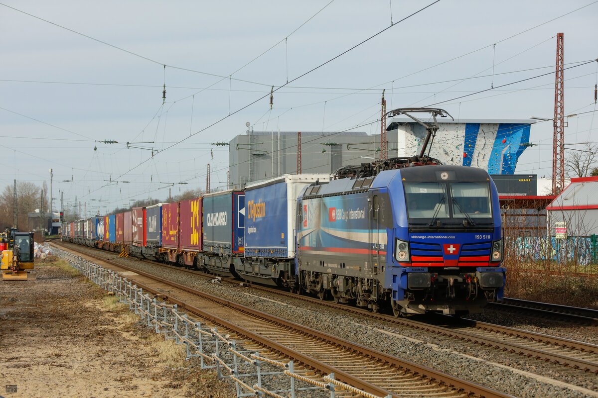 193 518 SBB Cargo International mit KLV in Hilden, Februar 2024.