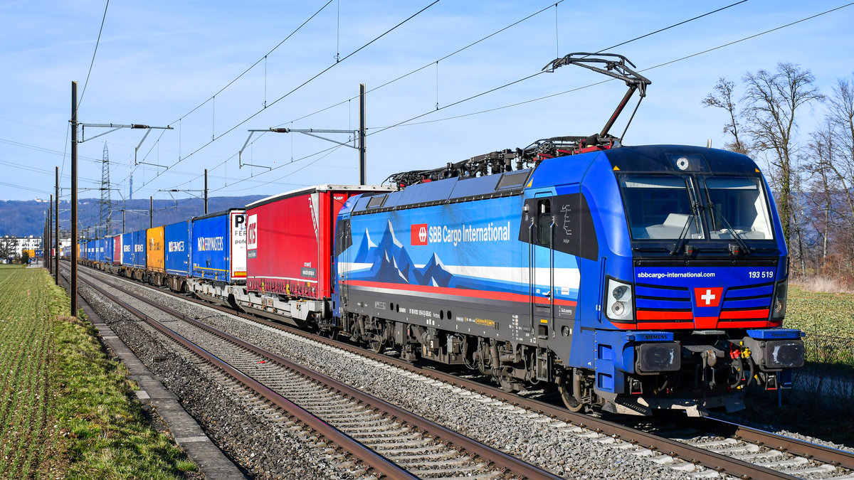 193 519  Adige  ist bei Frenkendorf in Richtung Süden unterwegs, aufgenommen am 20.02.2021.