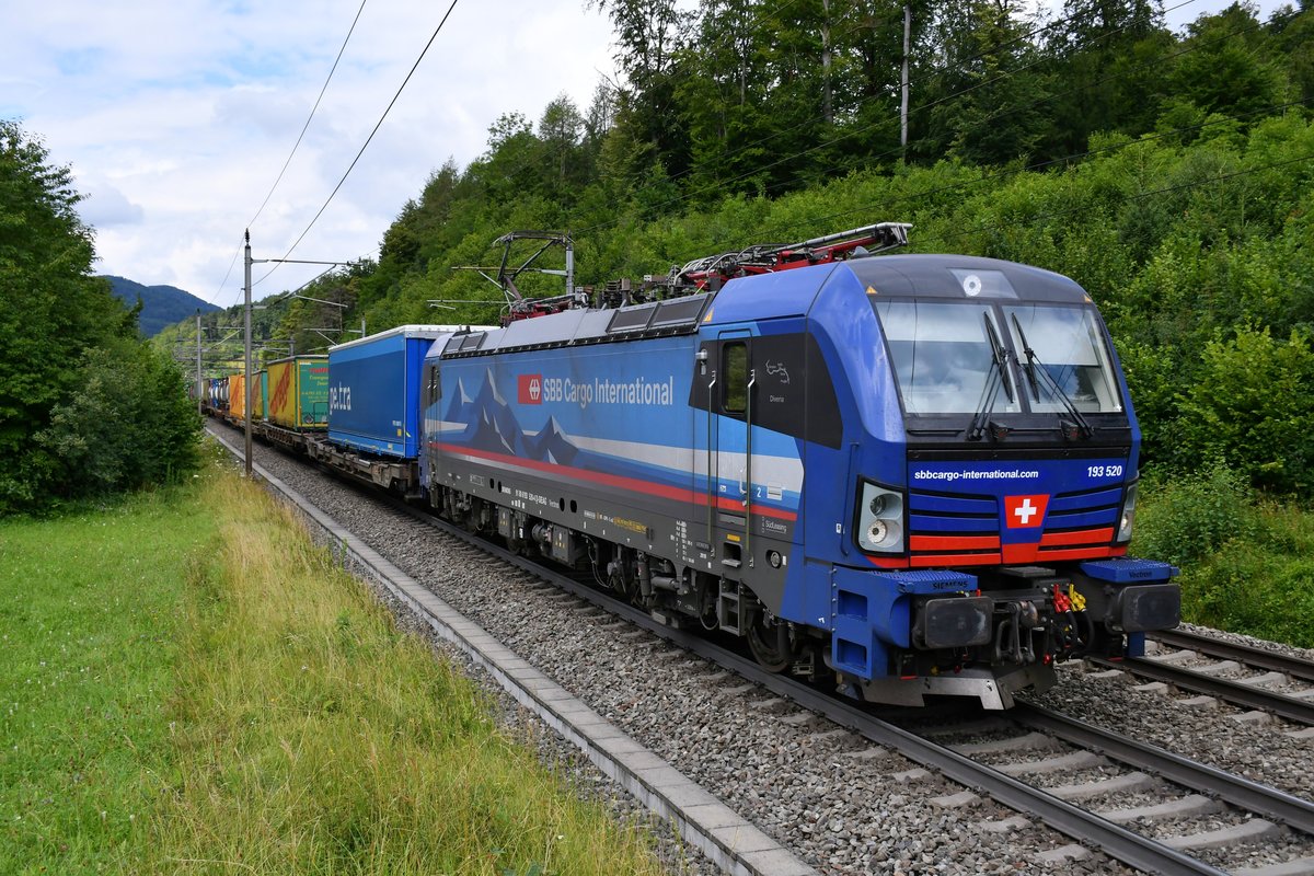 193 520  Diveria  unterwegs von Basel in den Süden, aufgenommen bei Villnachern AG (CH) am 11.07.2020.