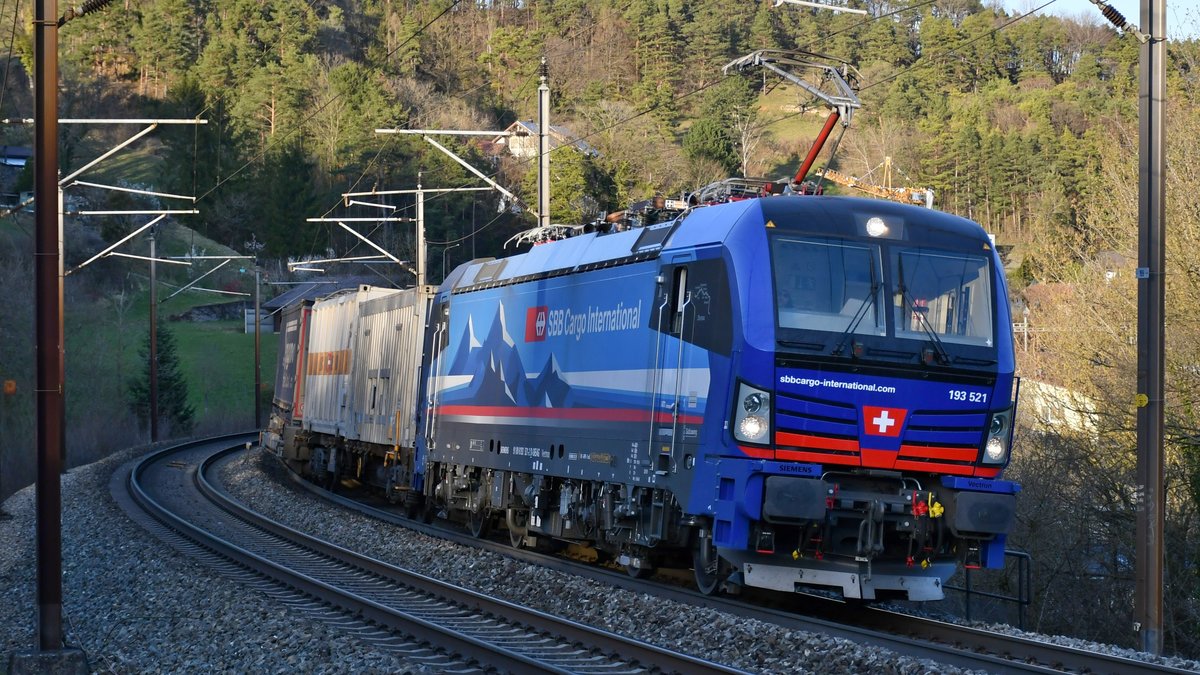 193 521  Donau  bei der Durchfahrt in Villnachern AG in Richtung Basel am 18.03.2020.