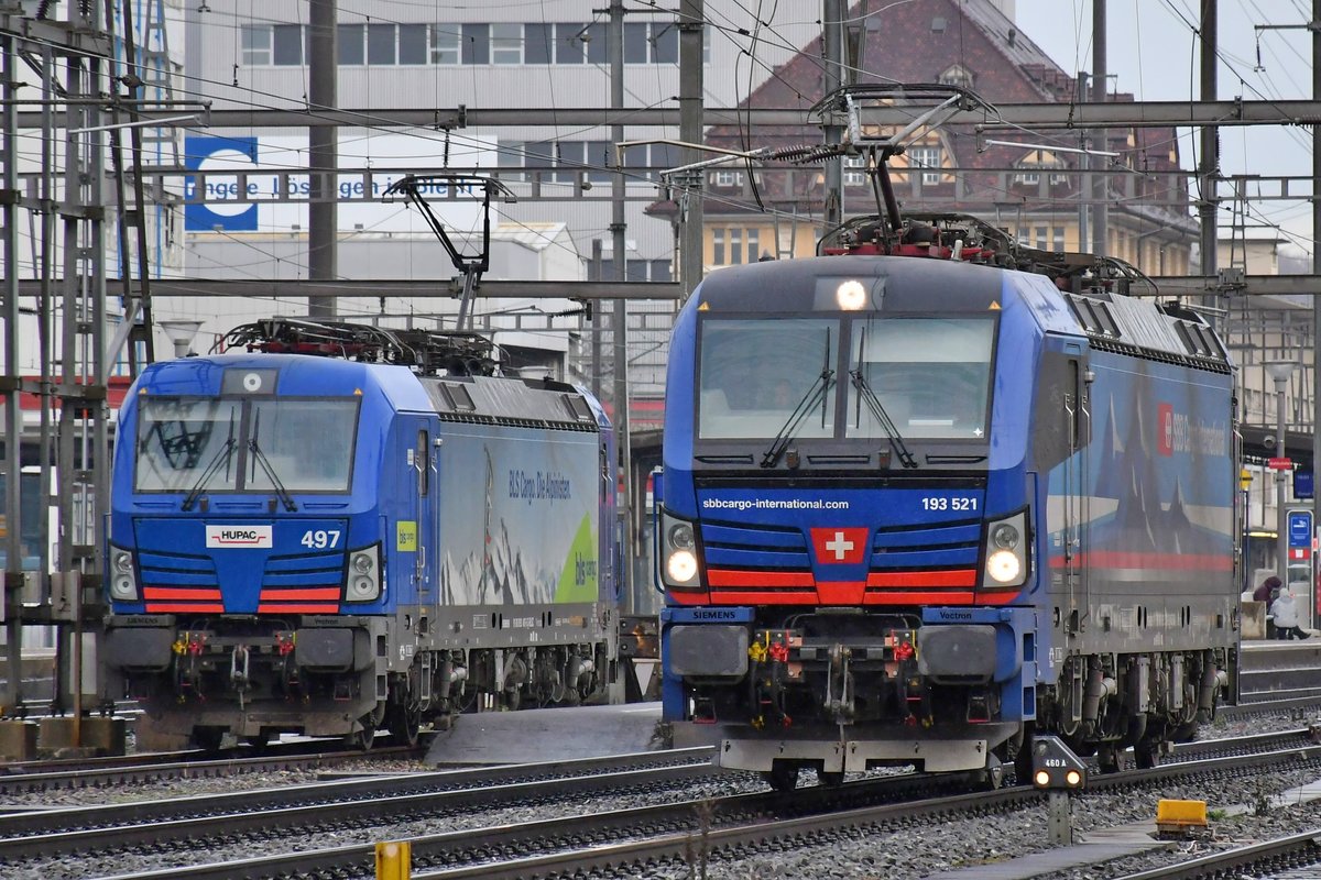 193 521  Donau  passiert bei der Durchfahrt von Pratteln als Lokzug die abgestellte 193 497, aufgenommen am 22.01.2021.