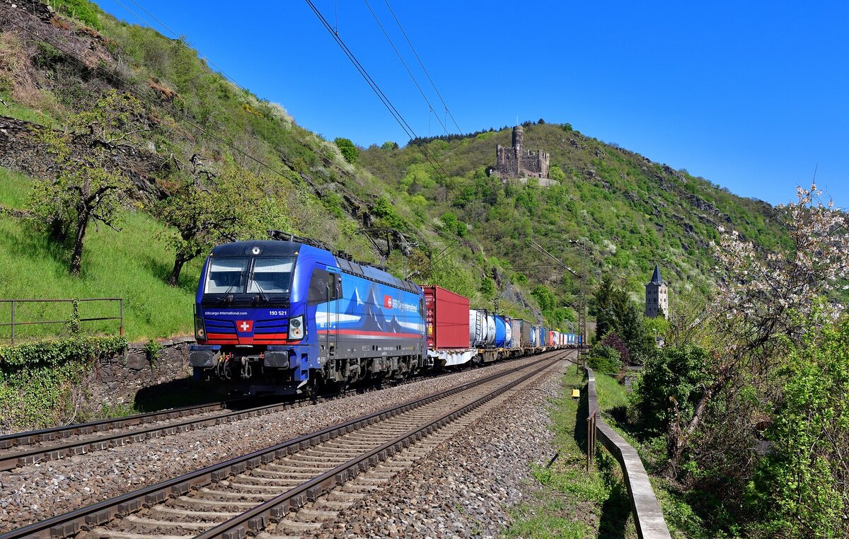 193 521 mit einem KLV am 20.04.2022 bei Wellmich.