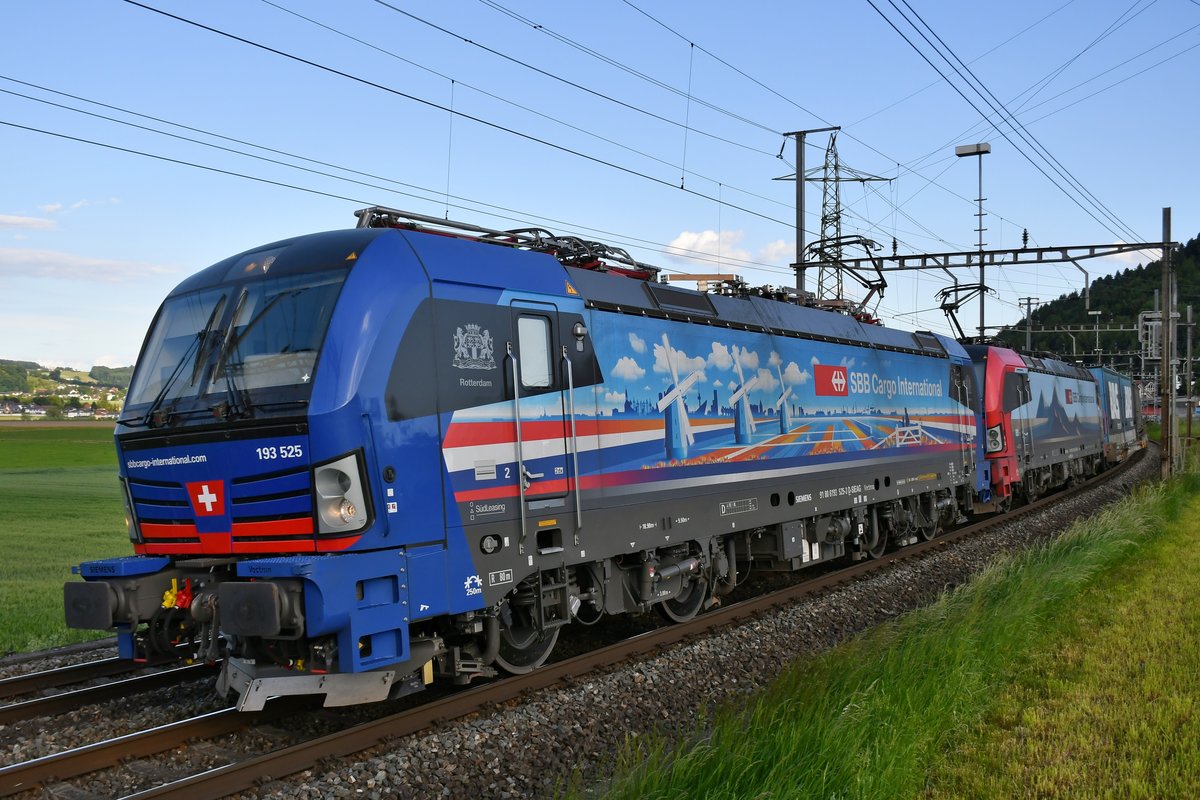 193 525  Rotterdam  gemeinsam mit 193 465  Basel  unterwegs zwischen Hendschiken und Othmarsingen in Richtung Basel, aufgenommen am Abend des 20.05.2020.