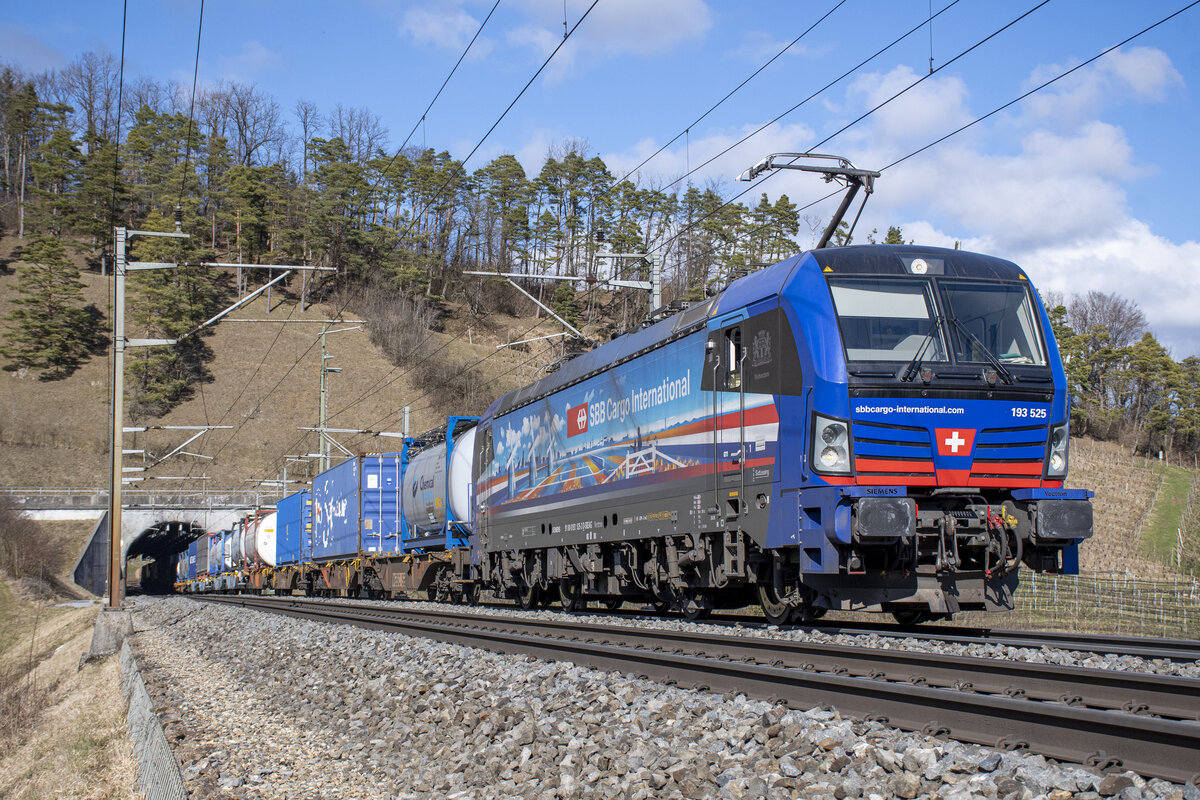 193 525  Rotterdam  ist unterwegs in Richtung Basel, aufgenommen bei Villnachern AG (CH) am 23.02.2022.