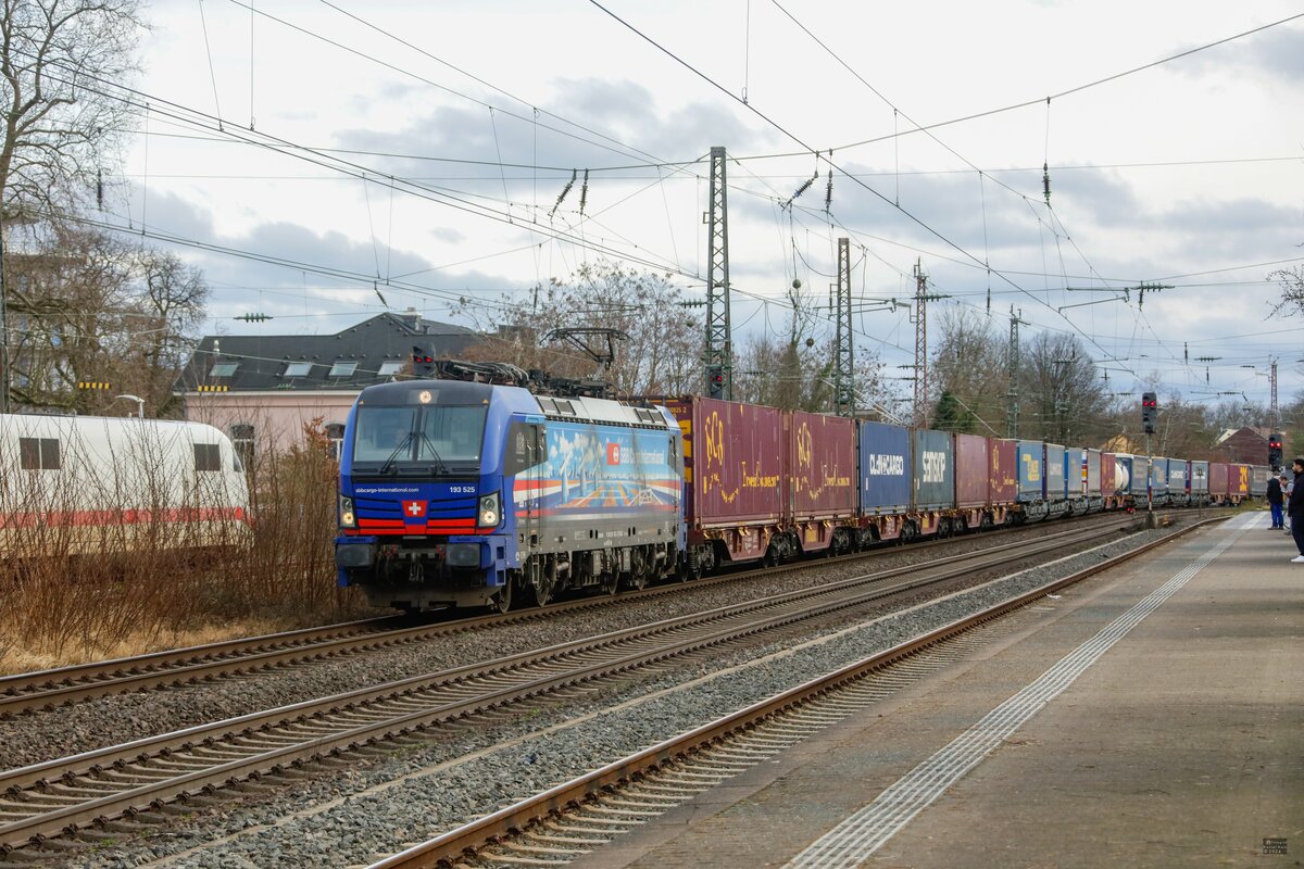 193 525 SBB Cargo International mit Containerzug in Hilden, Februar 2024.