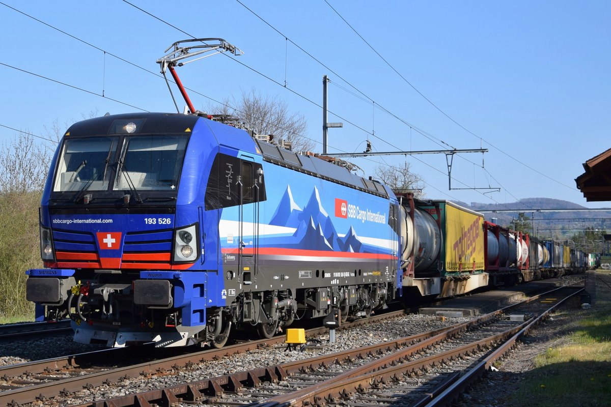 193 526  Maas  bei der Durchfahrt in Hornussen AG in Richtung Basel am Abend des 10.04.2020.