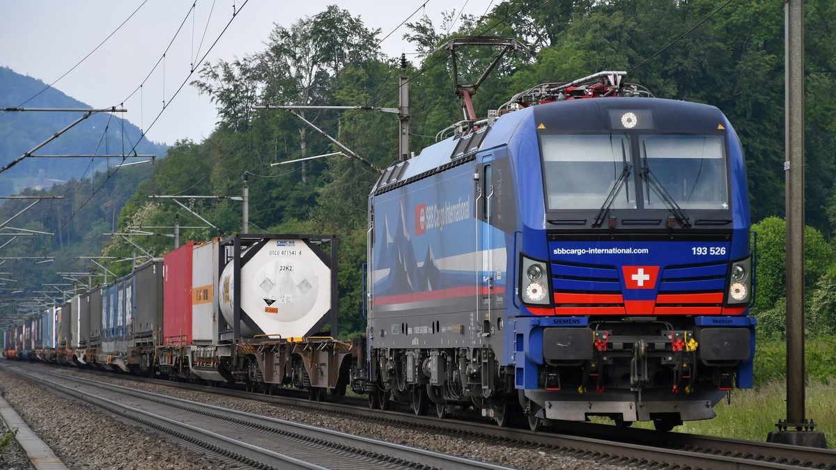 193 526  Maas  unterwegs in den Süden bei Brugg AG (CH) am Vormittag des 16.05.2020.