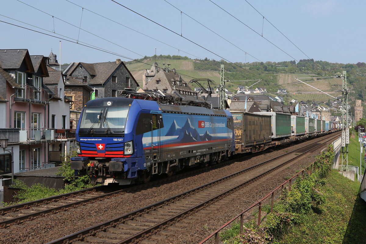 193 527 mit einem  KLV  am 4. Mai 2022 in Oberwesel am Rhein.
