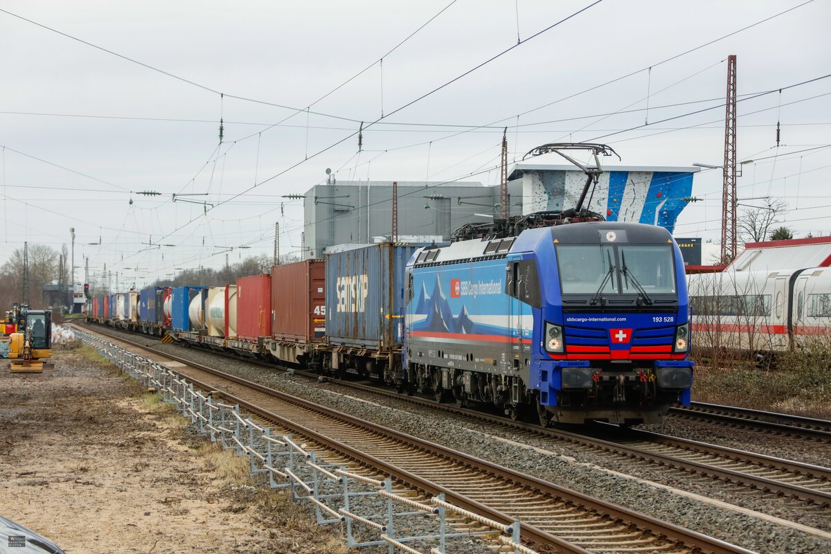 193 528 SBB Cargo International mit KLV in Hilden, Februar 2024.