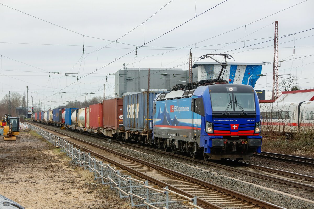193 528 SBB Cargo mit KLV in Hilden, Februar 2024.