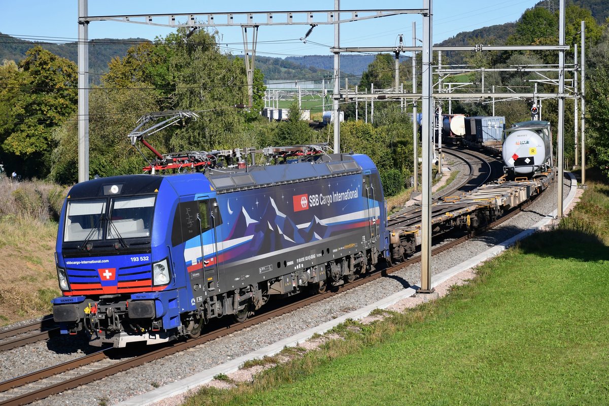 193 532  Rhein  ist mit ihrem Zug aus dem Süden kommend in Richtung Basel unterwegs und konnte am Abend des 08.09.2020 kurz vor Frick AG (CH) aufgenommen werden.
