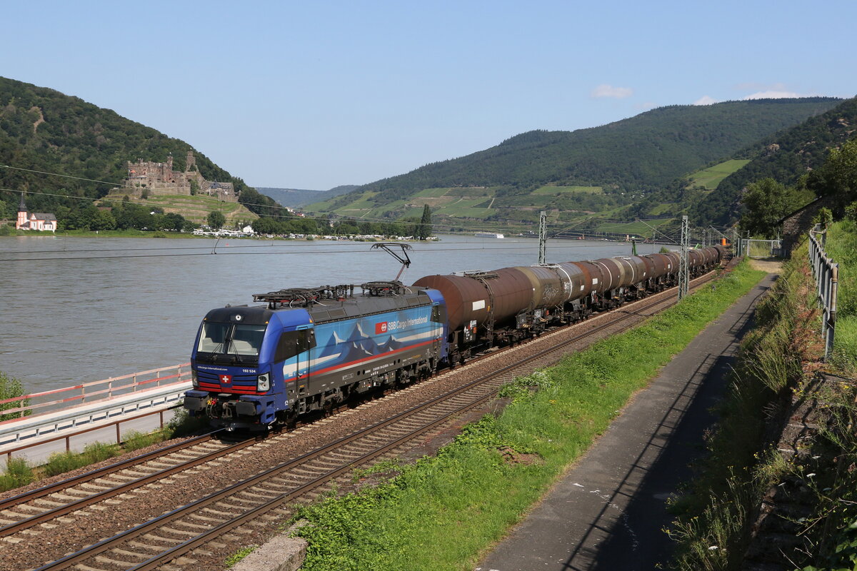 193 534 mit einem Kesselwagenzug am 21. Juli 2021 bei Assmannshausen am Rhein.
