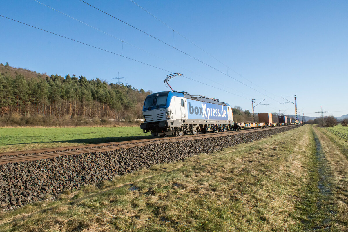 193 537-8 ist am 21.12.2021 mit einem Containerzug bei Haarbach unterwegs.
