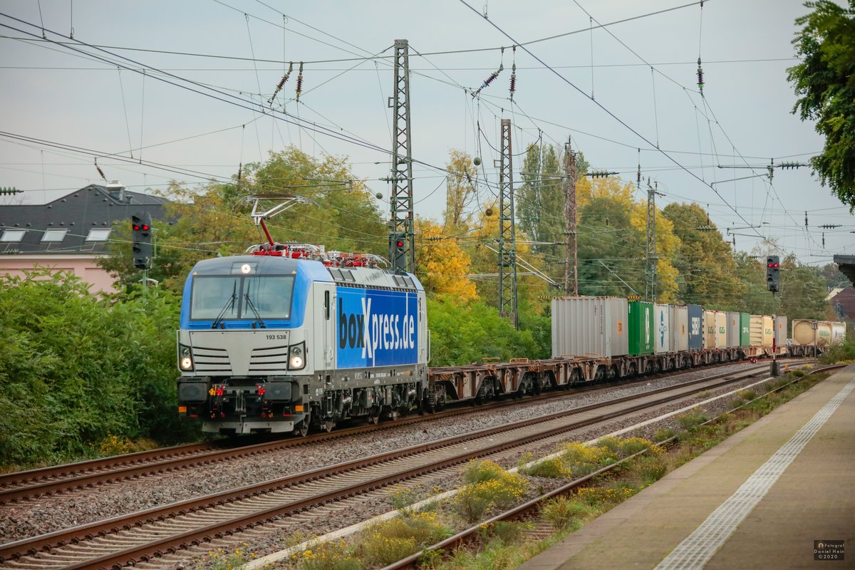 193 538 BoxXpress mit Container in Hilden, Oktober 2020.