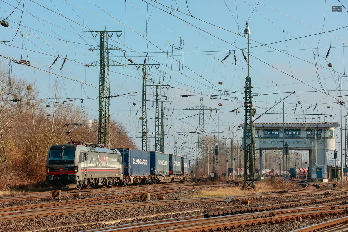 193 540 SBB Cargo International  Atomium Brüssel  mit Containerzug in Köln Gremberg, Februar 2025.