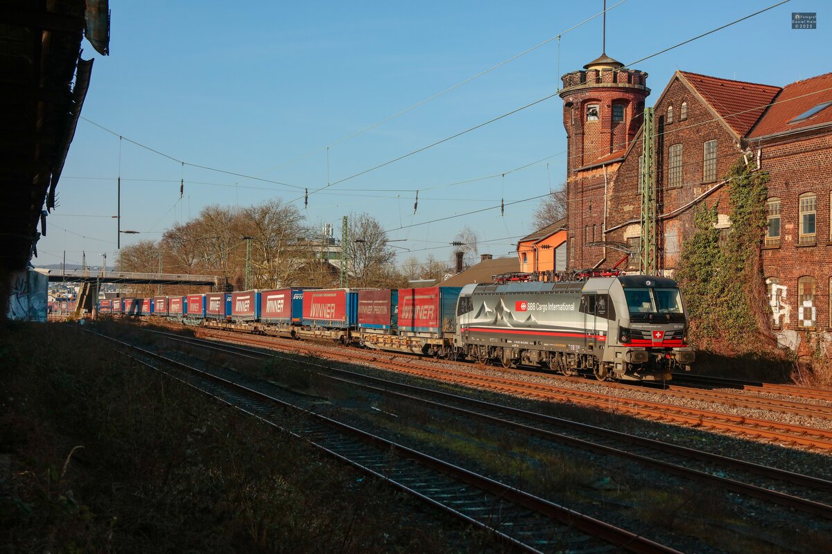 193 546  Jungfraujoch  SBB Cargo International mit Winner-KLV in Wuppertal, März 2025.