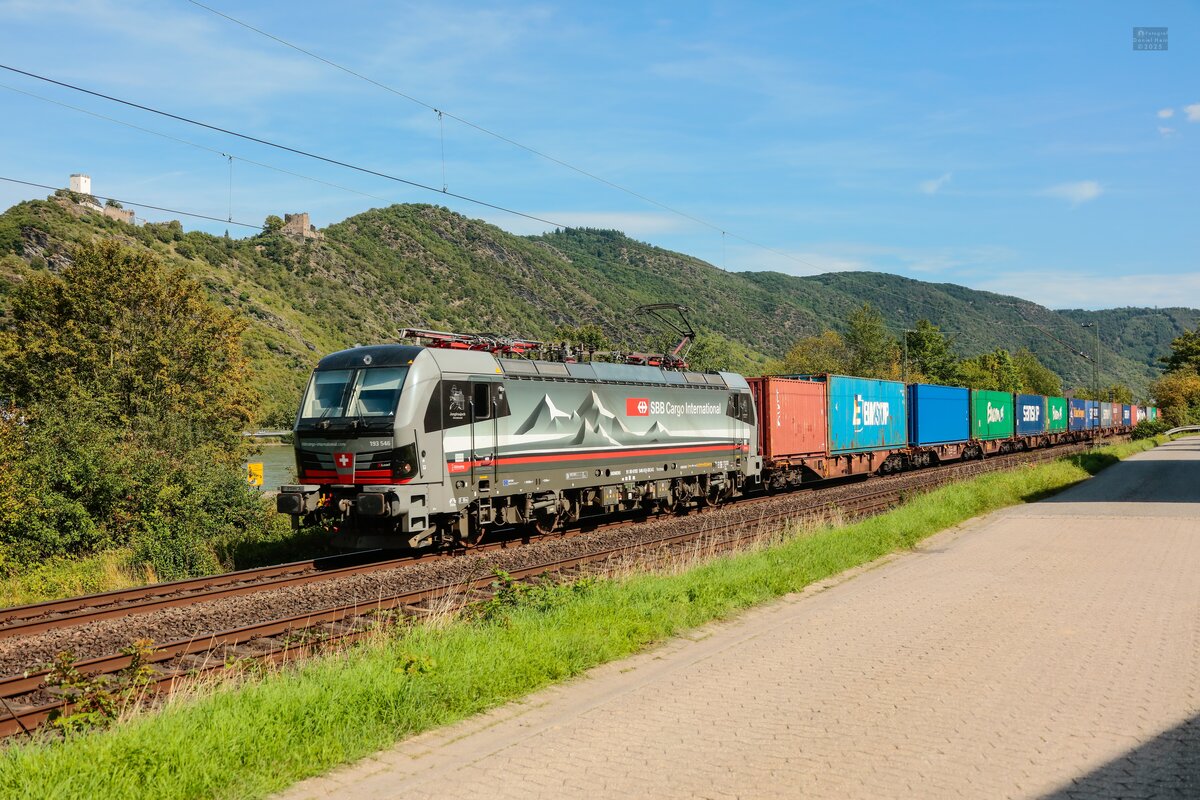 193 546 SBB Cargo International  Jungfraujoch  mit Containerzug in Bad Salzig, August 2025.