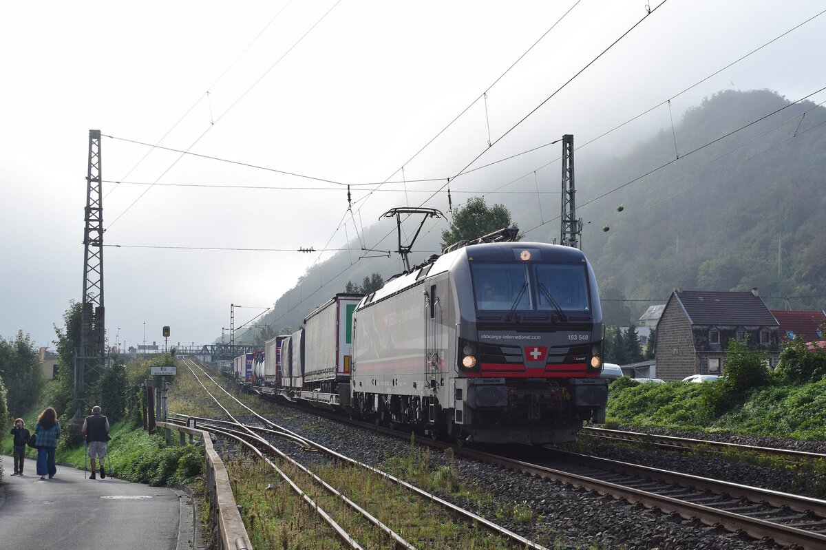 193 548 f�hrt mit einem KLV durch Brohl in Richtunng K�ln.

Brohl 03.10.2026