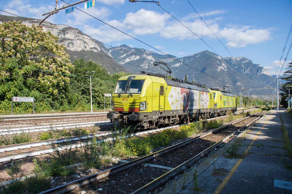 193 550-1 u.193558-4 sind beide in Richtung Verona unterwegs,Peri/Italien am 23.09.2022