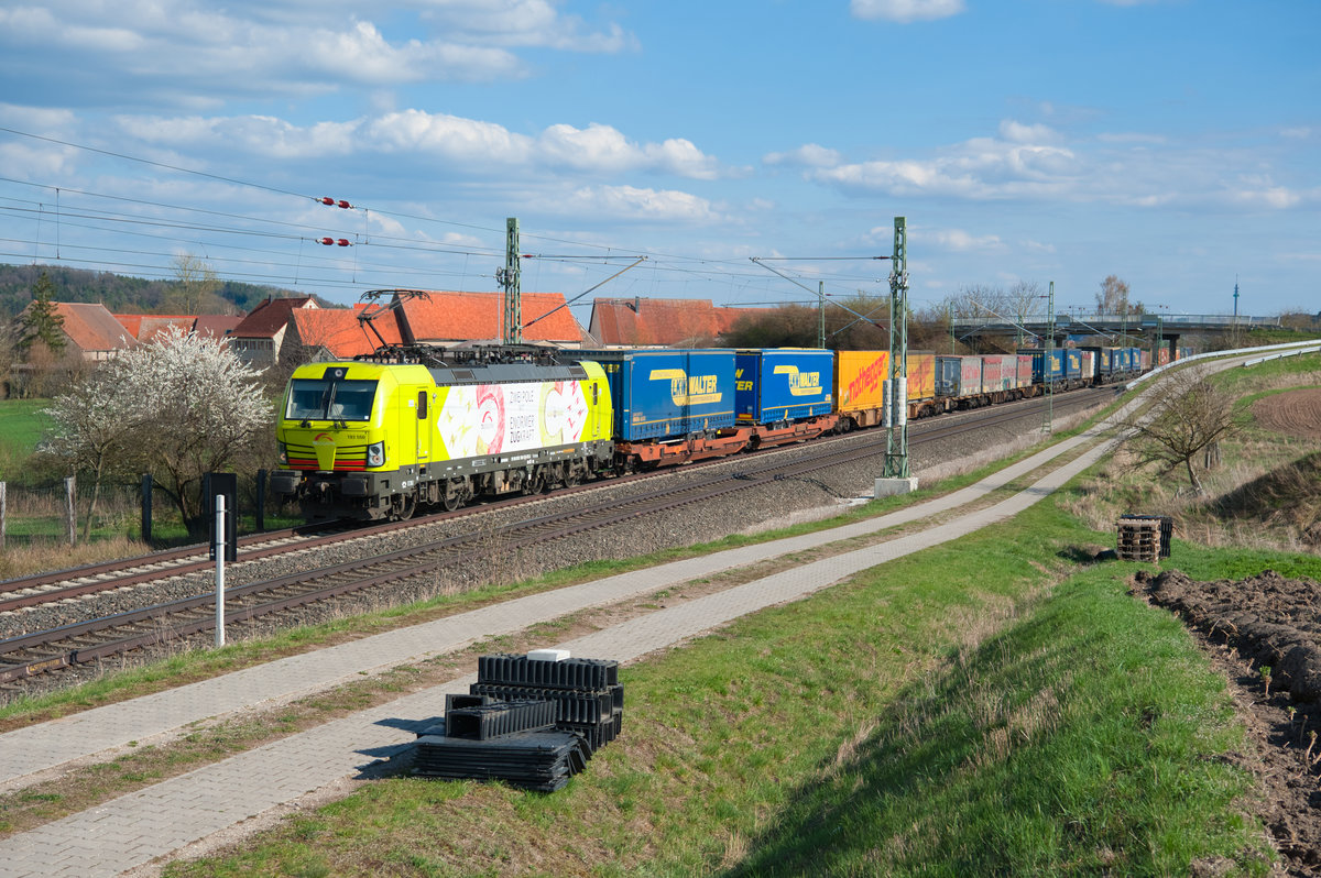 193 550  Zwei Pole mit enormer Zugkraft  von TX Logistik mit einem KLV-Zug bei Lehrberg Richtung Würzburg, 07.04.2019