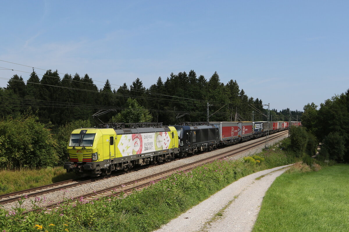 193 551 und 193 654 mit einem  KLV  aus Salzburg kommend am 11. August 2021 bei Grabenstätt im Chiemgau.