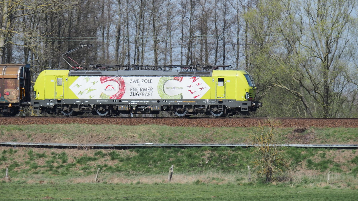 193 551 der Alpha Trains Luxemburg (vermietet aktuell an TX Logistik) fährt hier mit einem Güterzug über den südlichen Berliner Außenring bei Diedersdorf.
Durch das Tele ist leider etwas Hitzeflimmern dabei.

Diedersdorf, der 11.04.2020