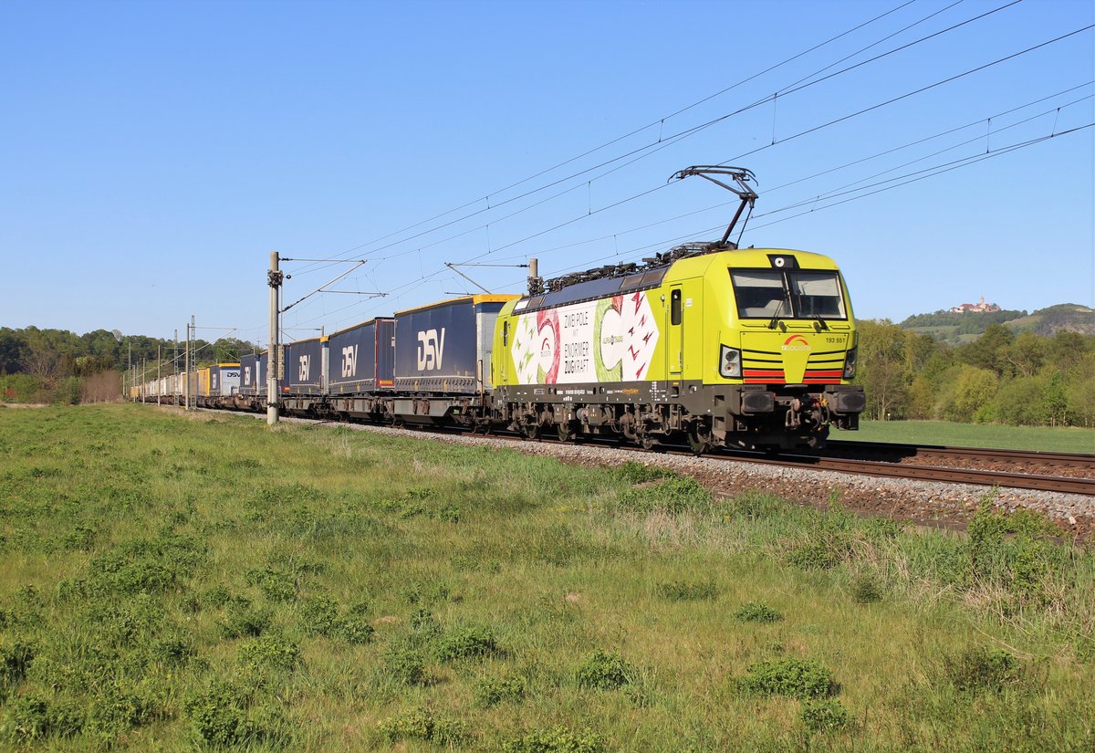 193 551 (TX Logistik) ist am 07.05.20 mit einem KLV bei Großeutersdorf zu sehen.