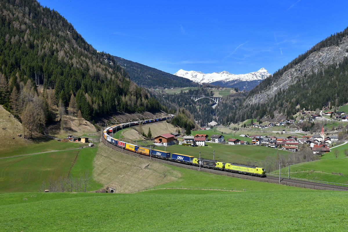 193 552 + 193 556 mit TEC 43142 am 21.04.2018 bei St. Jodok am Brenner. 