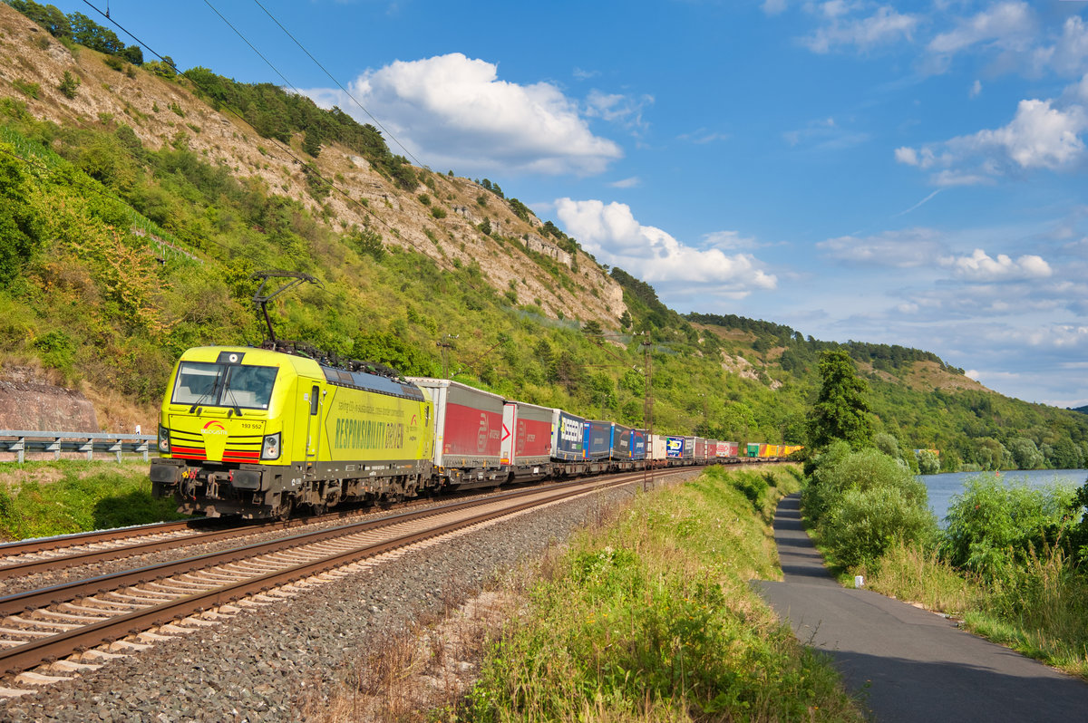 193 552  Responsibility Driven  mit einem KLV-Zug bei Gambach Richtung Gemünden, 01.08.2019