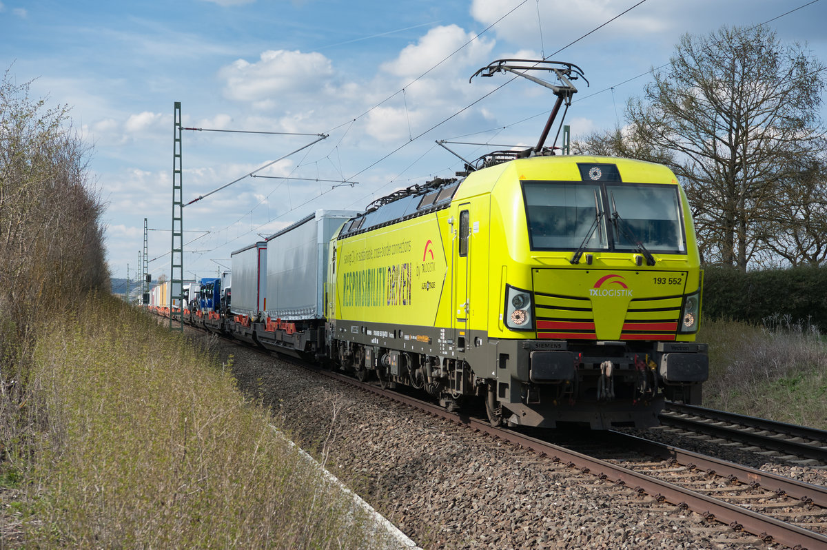 193 552  Responsibility Driven  von TX Logistik mit einem KLV-Zug bei Ansbach Richtung Donauwörth, 07.04.2019