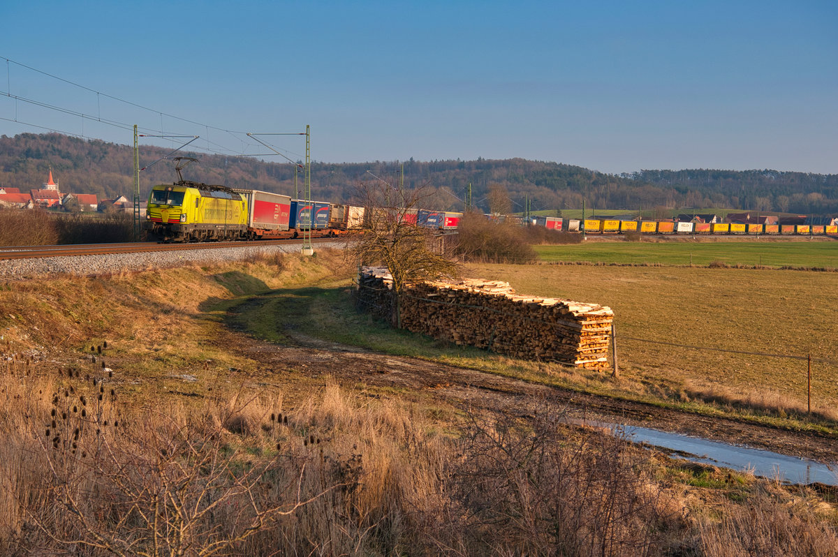 193 553 ATLU/TXL  Responsibility Driven  mit einem KLV-Zug bei Mitteldachstetten Richtung Würzburg, 24.01.2020