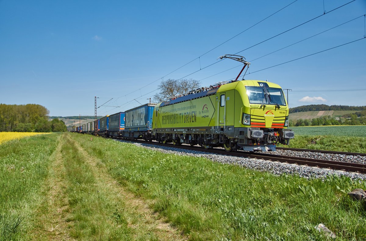 193 553 ist mit seinen Aufliegerzug am 10.05.2017 in Richtung Süden bei Retzbach-Zellingen unterwegs.