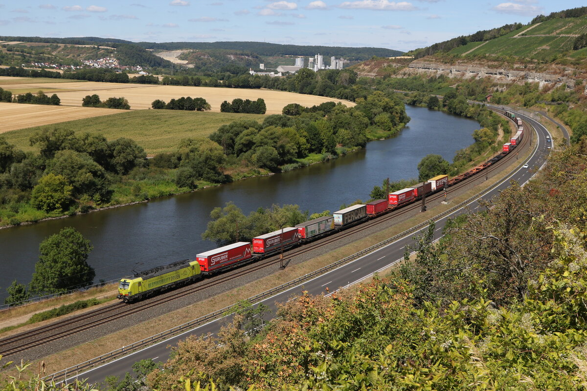 193 553  Responsibility  von  TX-Logistik  mit einem  KLV  aus Gemünden kommend am 6. August 2022 bei Himmelstadt.